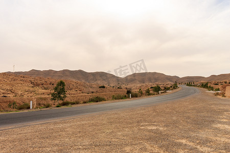 石子摄影照片_下午在撒哈拉沙漠的道路。