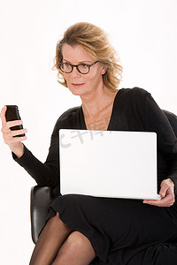 高级秘书在 SMS 传递中使用笔记本电脑