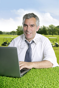 高级商人高尔夫球场电脑绿草