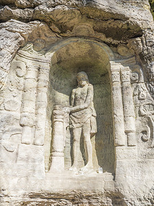 齐马摄影照片_18 世纪在卢萨蒂安山卢齐克霍里的拉德瓦内克村附近的砂岩上雕刻的基督鞭打后的浮雕，春天