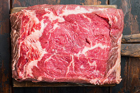 沙朗牛排，未煮过的牛肉，深色木质背景，俯视