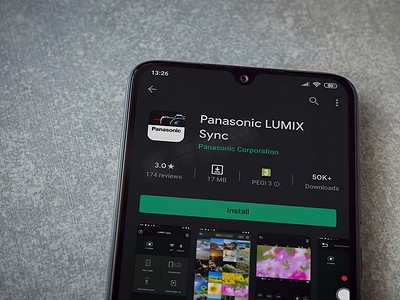 Panasonic LUMIX Sync 应用程序在 bla 显示器上播放商店页面