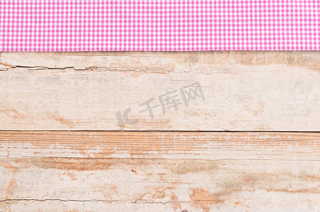 木桌面背景纹理，带有质朴的粉色桌布