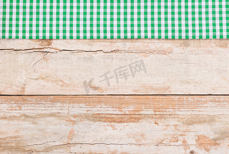 木桌面背景纹理，带有质朴的绿色桌布