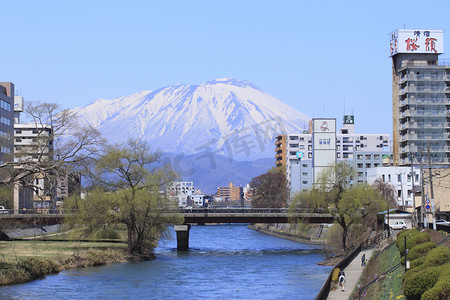 日本酒店摄影照片_蓝天映衬下的岩手山和盛冈市
