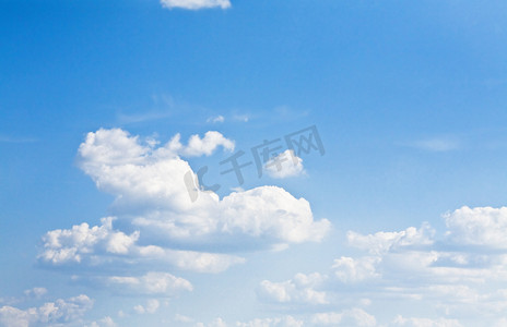 腾云线条摄影照片_蓝天上腾起的积云