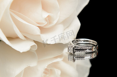 钻石鲜花摄影照片_钻石订婚戒指