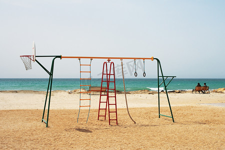 海边秋千摄影照片_海边的儿童乐园。