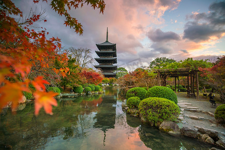 Toji (Kyoo-Gokoku-ji) 寺庙木塔与秋天的颜色