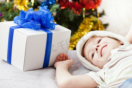 微笑的小男孩带着新年礼物或圣诞假期 gif