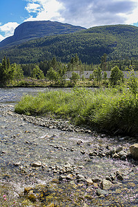 流动美丽的河湖 Hemsila 与山全景，Hemsedal，挪威。