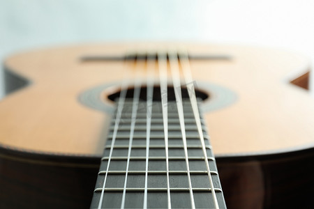 白色背景中漂亮的六弦古典吉他，特写