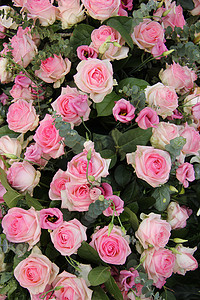 粉红色婚礼中心装饰：玫瑰和洋桔梗