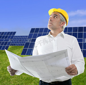 高级商人工作绿草太阳能板