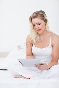 年轻女子坐着看电子书