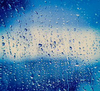 雨后玻璃摄影照片_雨后滴在玻璃上