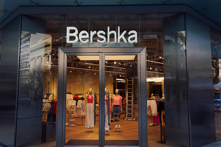 标志服装摄影照片_带有标志的 Bershka 零售店外观。