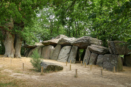 门石摄影照片_Dolmen La Roche aux Fees - 布列塔尼最著名和最大的新石器时代支石墓之一