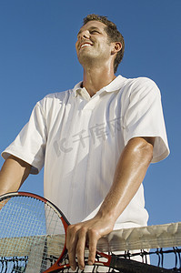 中年男子网球运动员逆天站立的低视角