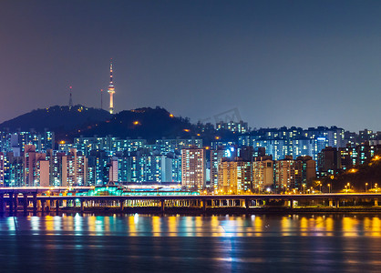 首尔城市天际线在晚上