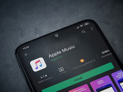 黑色手机显示屏上的 Apple Music 应用程序播放商店页面