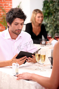 在餐厅看菜单的年轻人