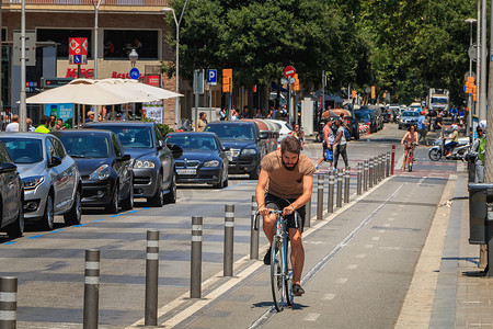 骑自行车的人在夏日的自行车道上骑行