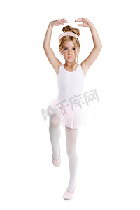 芭蕾舞女演员小芭蕾儿童舞者在白色上跳舞