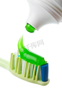 牙刷、绿色牙膏和隔离管