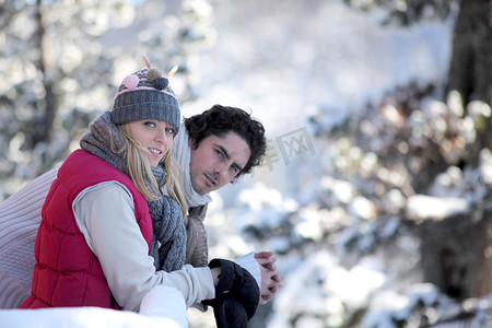 情侣在雪地里浪漫散步