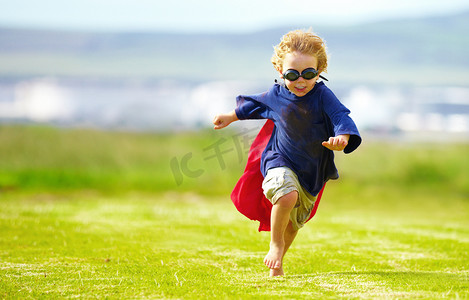 小男孩，服装和在公园里跑步，在户外玩耍和无忧无虑地快乐或在草地上嬉戏的孩子。