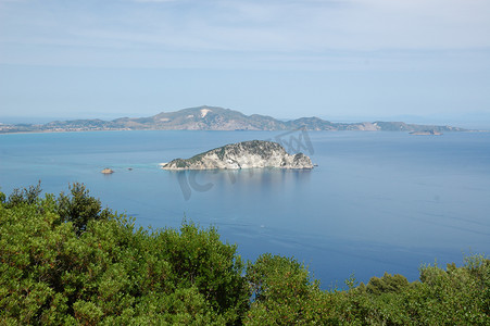 小岛海天地平线