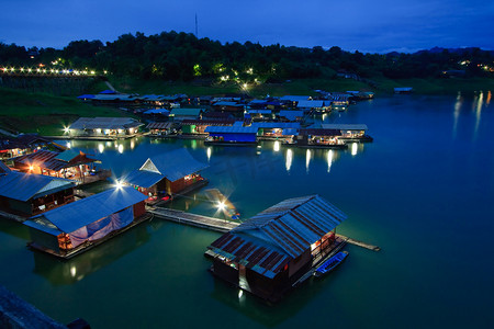 泰国西部的水上村庄