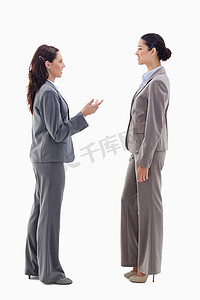 两个女商人面对面交谈