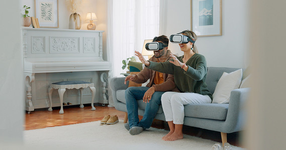 VR 游戏玩家情侣、元宇宙或未来科技在客厅沙发上玩网络游戏、3D 游戏或未来 ai 媒体。