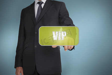 会员卡vip摄影照片_商人触摸绿色标签，上面写着 vip 字样