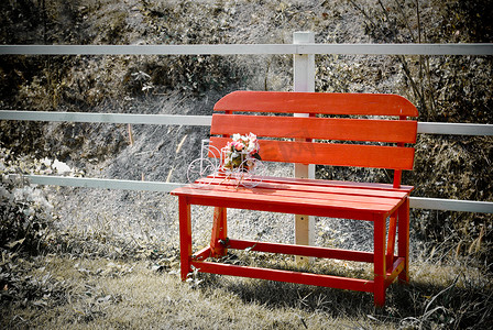 红色长凳