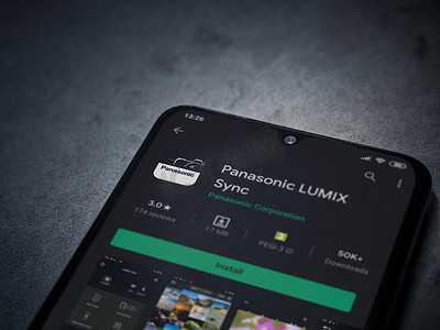 手机app页面摄影照片_Panasonic LUMIX Sync 应用程序在 bla 显示器上播放商店页面
