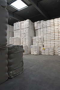 纺纱厂堆放的棉花视图