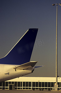 喷气式客机尾翼对机场航站楼