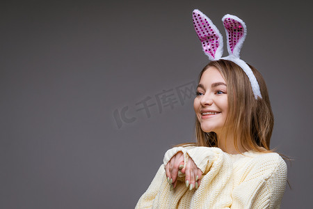 灰色背景中长着兔耳朵的可爱女孩的画像
