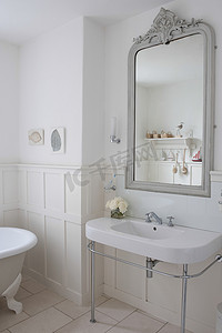 镜框摄影照片_浴室水槽上方的灰色画家镜