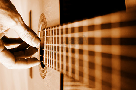 原声吉他演奏者特写，重点放在手上