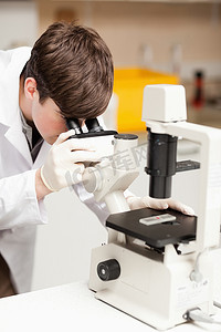看显微镜的科学家