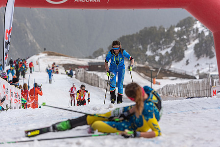 MURADA Giulia ITA 在 ISMF WC Championships Comapedrosa Andorra 2021 Vertical Race 的终点线上。
