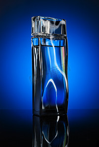 设计师的一瓶男士香水，蓝色背景上有倒影