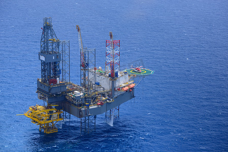 直升机在海上石油钻井平台上接载乘客。