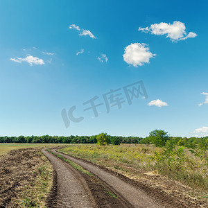 深蓝摄影照片_乡村道路和深蓝的天空