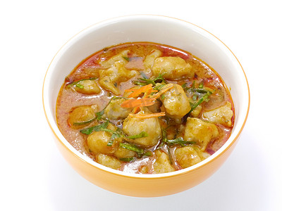 与鱼丸的红咖喱，泰国食物。