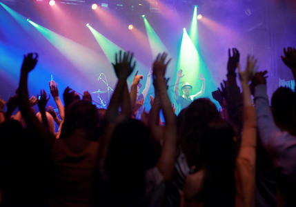 霓虹灯摄影照片_音乐会、音乐节或晚会上的歌迷、人们或跳舞、霓虹灯或活动能量。